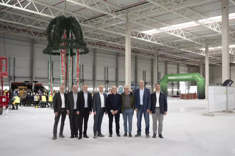 v.l.n.r. Jens Rasche (Architekt), Stephan Paule (Bürgermeister Alsfeld), Dr. Jens Mischak (Landrat Vogelsbergkreis), Mario Kling (GeschäftsführerGOLDBECK Nord), Karl Rothenberger, Dr. Helmut Rothenberger, Thorsten Sega (Vorstand NORDWEST), Dr. Ingo Müller (Aufsichtsrat NORDWEST)