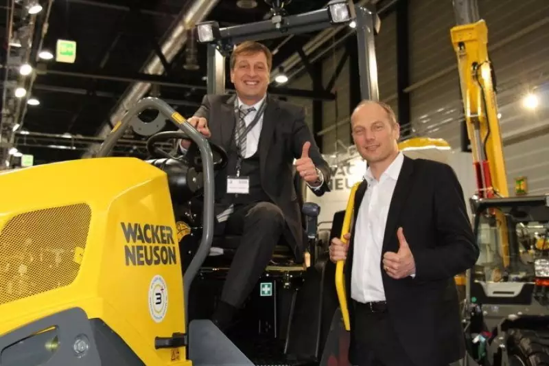 Vlnr. Benjamin Wasinger und Alexander Greschner von der Firma Wacker Neuson.