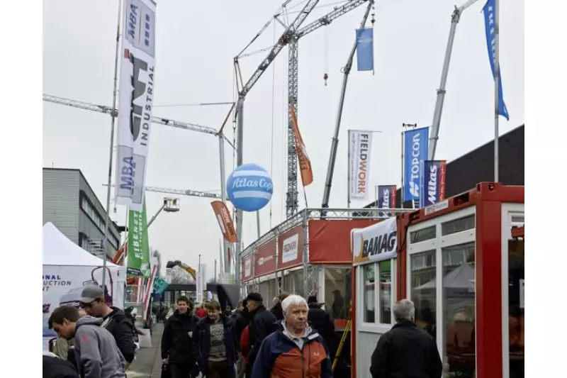 Nicht nur in der Halle, sondern auch davor zeigten Aussteller ihre Geräte und Maschinen.