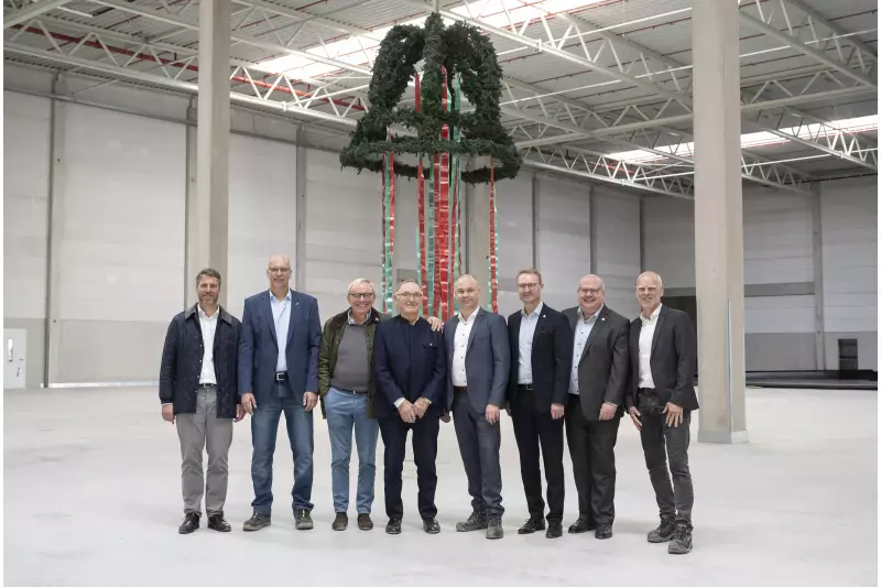 v.l.n.r. Dr. Ingo Müller (Aufsichtsrat NORDWEST), Thorsten Sega (Vorstand NORDWEST), Dr. Helmut Rothenberger, Karl Rothenberger, Mario Kling (Geschäftsführer GOLDBECK Nord), Dr. Jens Mischak
(Landrat Vogelsbergkreis), Stephan Paule (Bürgermeister Alsfeld), Jens Rasche (Architekt)