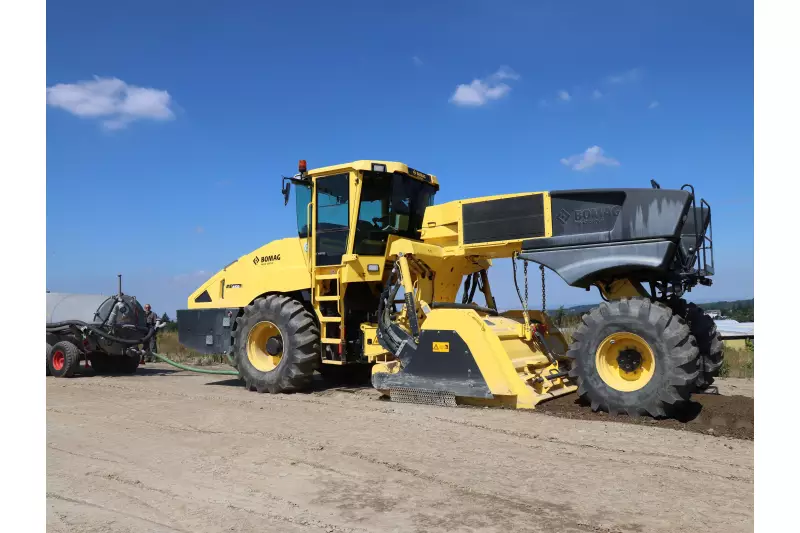 Highlight der Kundenveranstaltung zum Thema Bodenstabilisierung bei BOMAG: Der BOMAG RS 460 zeigte eindrucksvoll in der Live-Vorführung, wie Additive und Wasser präzise dosiert und homogen in den Boden eingemischt werden.
