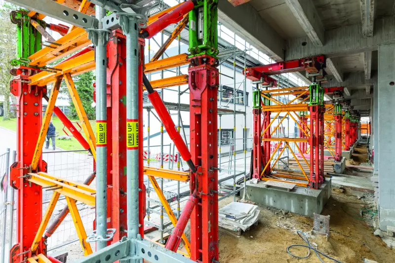 Integriert in die Peri Up Gerüstlösung, unterstützten hochtragfähige VST Lasttürme des Variokit Ingenieurbaukastens die knapp 4 m auskragenden Geschosse während der Bauphase.