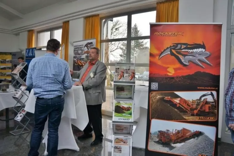 Im Foyer des Herzogparks hatten einige Unternehmen Infostände. Hier informierte Uwe Kremer am Rockster Stand über den neuen Rockster Hybrid-Brecher.