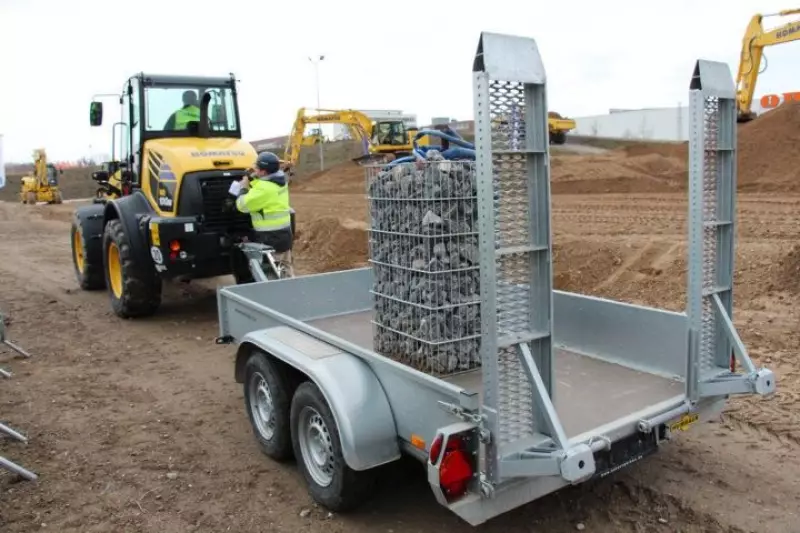 Der WA100M Radlader besitzt eine Anhängerkupplung.