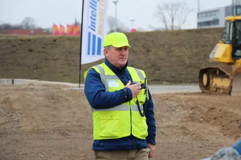 Bernd Schulze unterstützt die Moderation und die Maschinenvorführungen auf dem Testgelände.