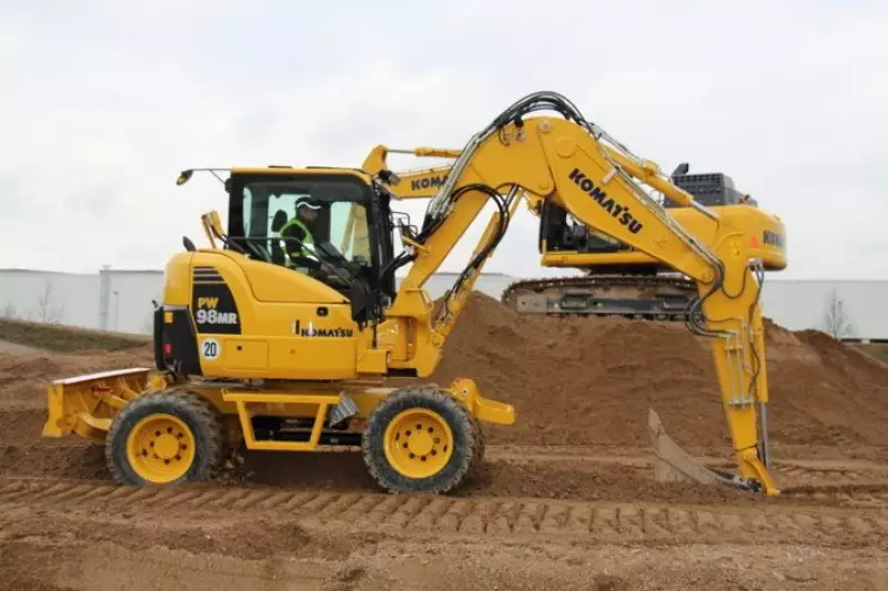 Der PW98MR Mobilbagger im Erdbaueinsatz.