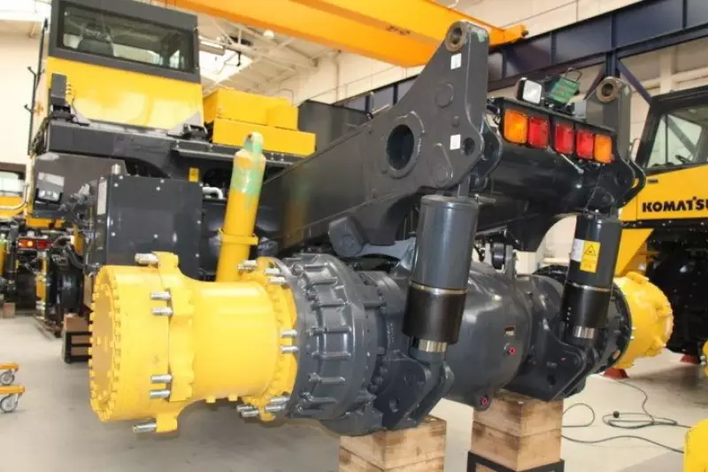 Die Hinterachse an einem Muldenkipper.