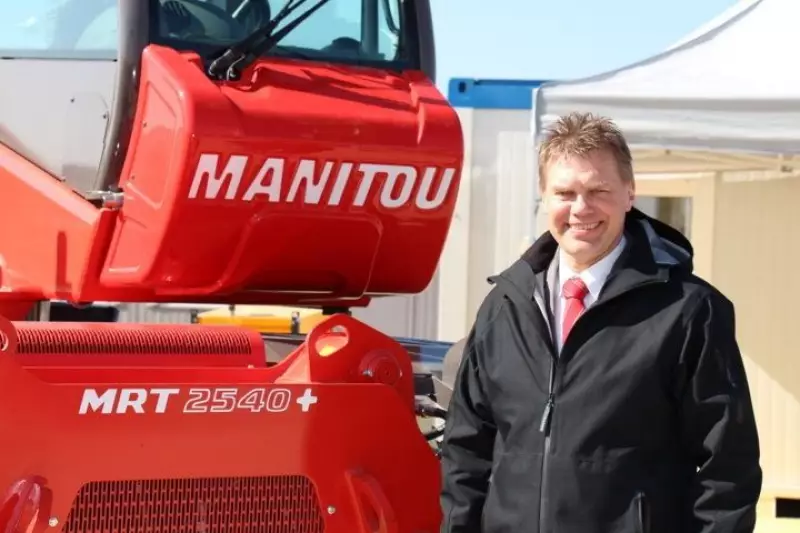 Martin Brokamp von Manitou vor dem Teleskoplader MRT 2540+.