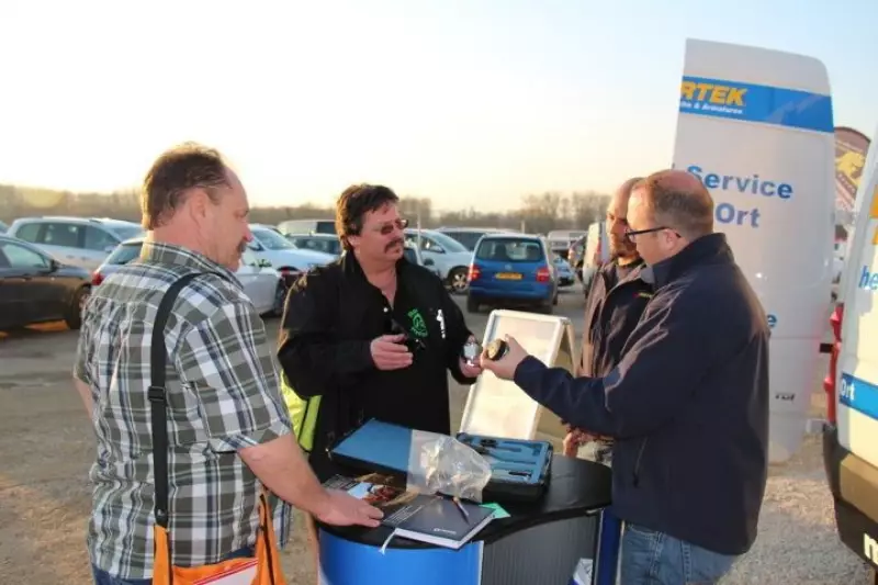 Daniel Rohrer (zweiter v.l.) von Roflex im Gespräch am Pirtek-Stand.