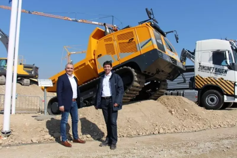 Hans-Hermann Bergmann und Matthias Pistorius vor dem Raupendumper 410. Bergmann stellte seine Maschinen beim österreichischen Händler Ascendum vor.