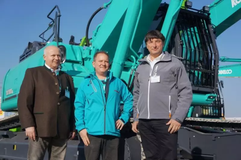 Die Speerspitze der Kobelco-Händler: Ludwig Ellinger (EMB), Michael Jonke von Kohlschein Baumaschinen und Otto Wohlgenannt.