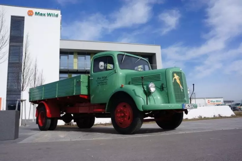 Mit solch einem restaurierten LKW vor der Firmenzentrale fing 1955 alles an.