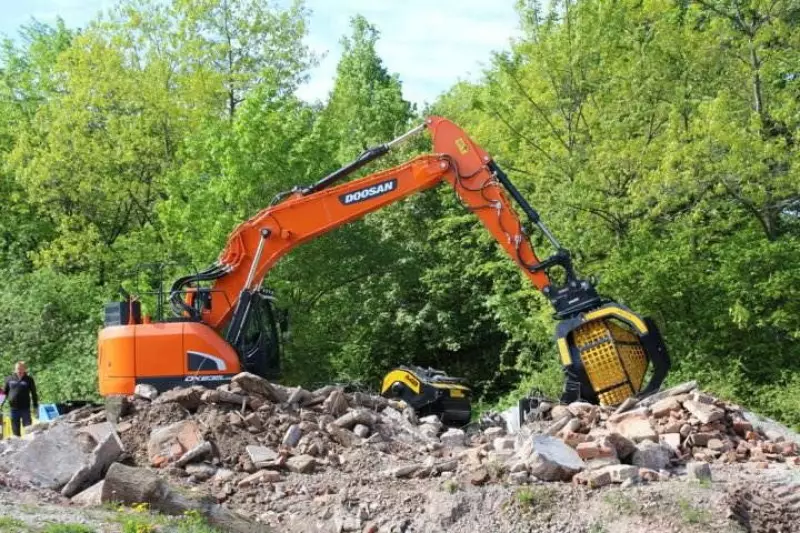 Doosan Bagger mit Anbaugeräten im Einsatz.