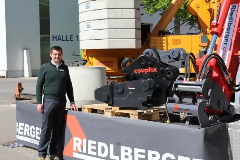 Die Firma Riedlberger, vertreten durch Markus Riedlberger persönlich, vor seinem mobilen Messestand mit Schnellwechselsystemen.