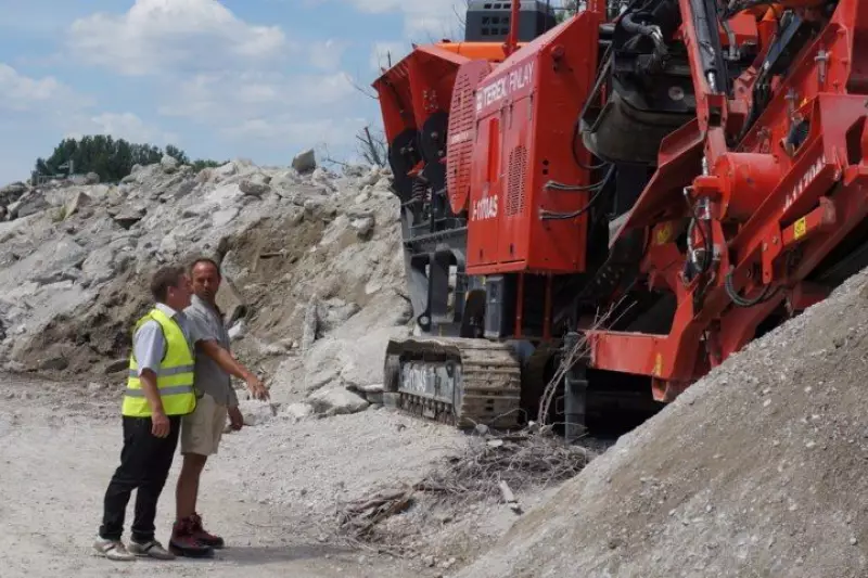 Harald Weber, Leitung Aufbereitungstechnik bei Bau Süddeutsche Baumaschinen Handel,  präsentierte die Terex Finlay Brech- und Siebanlagen.