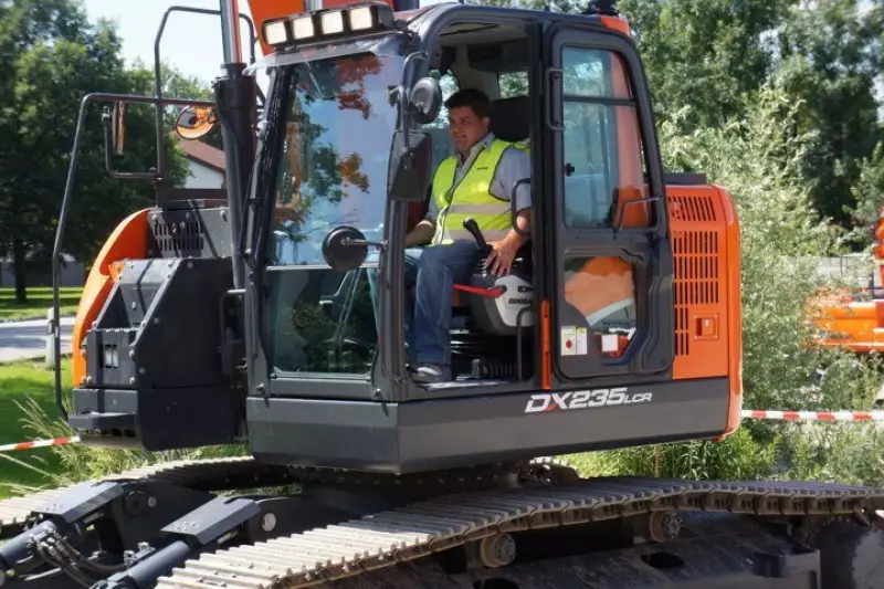 Der Doosan DX235LCR mit Verstellausleger ist ein mittelschwerer Kettenbagger und verfügt im Vergleich zum Vorgängermodell über eine neue und wesentlich geräumigere Kabine. Die als Serienausrüstung für die Kabine angebotenen Leistungsmerkmale umfassen: einfache Bedienung dank zusätzlicher Ergonomie und gute Manövrierbarkeit mit einem neuen System, das die Steuerung der Anbaugeräte über Joystick oder Zweiwegepedal ermöglicht.