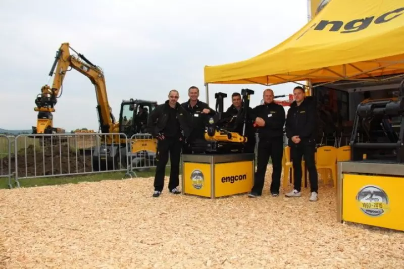 Das Engcon-Team Deutschland mit Jürgen Bergmann zeigte, wie vielseitig ein Tiltrotator im GaLaBau eingesetzt werden kann.