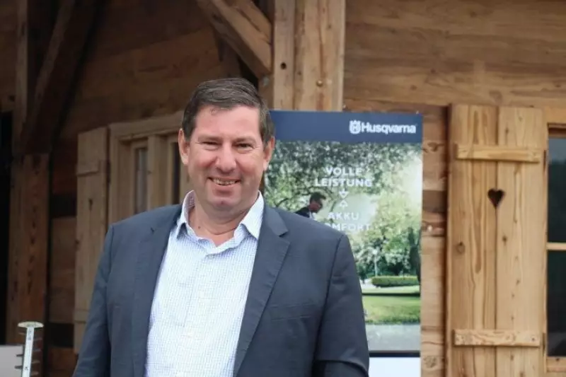 Gemütliches Flair: Hans-Joachim Endress, Geschäftsführer von Husqvarna, 
vor der Firmen-Holzhütte.
