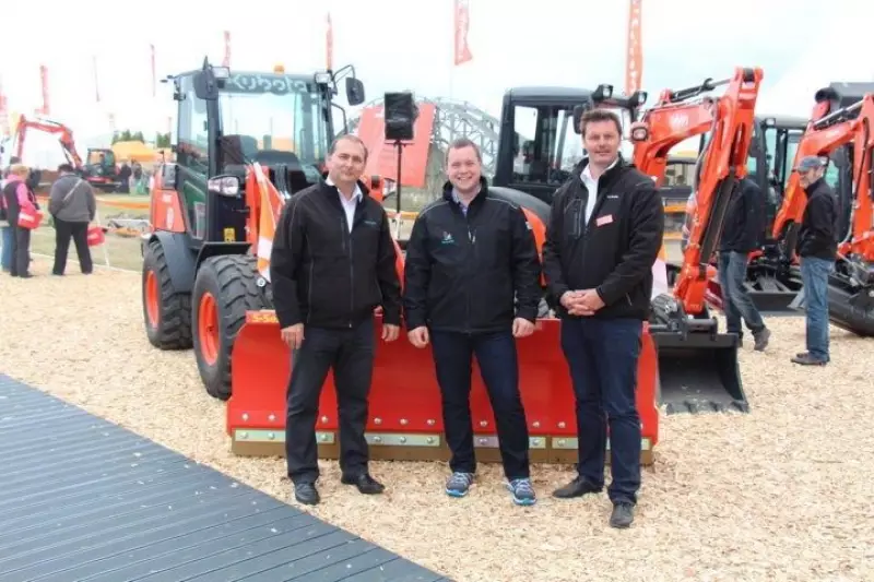 V.l.n.r.: Joachim Stein (Kubota),  Timo Betz (Werkstattleiter iTec) und Patrick Bongartz (Serviceleiter Kubota Baumaschinen).