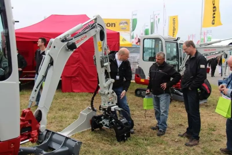 Holger Claus (Wilhelm Schäfer/ Takeuchi) erklärt interessierten Besuchern das Funktionsprinzip des Takeuchi Kompaktbaggers.