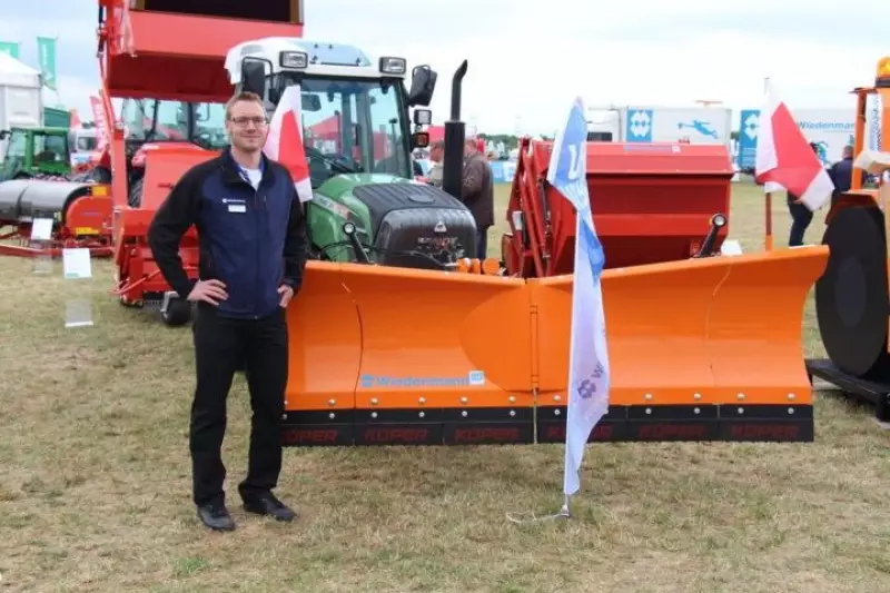 Frank Förstner (Vertrieb Wiedenmann) stellte das breitenvariable Schneeschild Vario Flex vor.