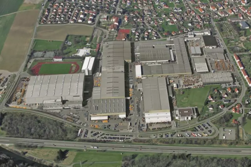 Luftbildaufnahme des 41 Hektar großen Werksgeländes mit Verwaltungsgebäuden und Fertigungshallen. Hinzu kommen noch Werkswohnungen und ein Testgelände. Im sechs Kilometer entfernten Oberopfingen steht auf einem 37 Hektar großen Areal in unmittelbarer Nähe der Autobahn A7 das neue Logistikzentrum der Firmengruppe.