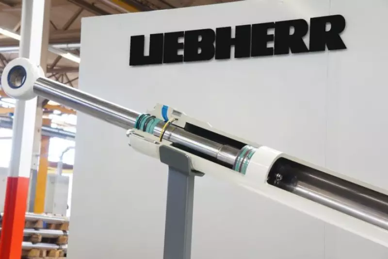 In der Hydraulikzylinderfertigung stellt Liebherr alle für die Produktion benötigten Komponenten in Eigenregie her. Interessant ist hier, wie die Verbindung zwischen Kolbenstange und dem Kolbenstangenkopf per Reibschweißverfahren vorgenommen wird. Bei 800 Grad Reibungshitze, welche durch die Rotation der Kolbenstange am Kolbenstangenkopf entsteht, verbindet sich das Material von Stange und Kopf. Dabei werden die glühenden Hartmetalle beider Teile mit etwa 160 Tonnen Druck zusammengepresst. Alle so entstandenen Schweißverbindungen werden anschließend per Ultraschall überprüft und dokumentiert.