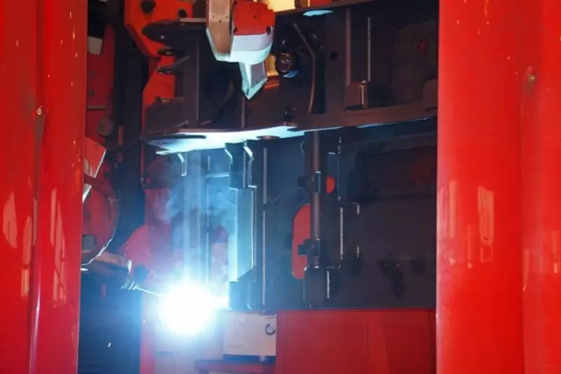 In den Stahlbauhallen des 41 Hektar großen Werks werden täglich bis zu 60 Tonnen Hartstahl zugeschnitten und bearbeitet. Zwei Brennschneideanlagen können Materialstärken bis zu 300 mm (!) Dicke schneiden.