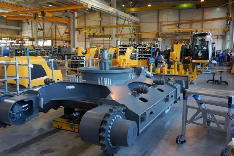 Eine der Montagelinien für Mobilbagger. Der Eigenfertigungsgrad liegt bei den Mobilbaggern bei etwa 45 bis 55% innerhalb der Firmengruppe.