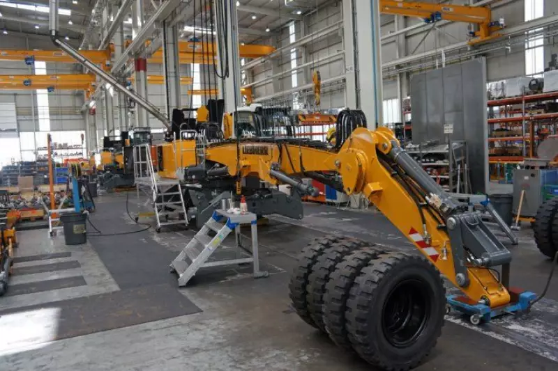 Die Montage der Ober- und Unterwagen erfolgt parallel zueinander auf einem jeweils separaten Montageband. In der Mitte der Montagelinien erfolgt dann die „Hochzeit“ durch das Aufsetzen des Oberwagens auf den Unterwagen.