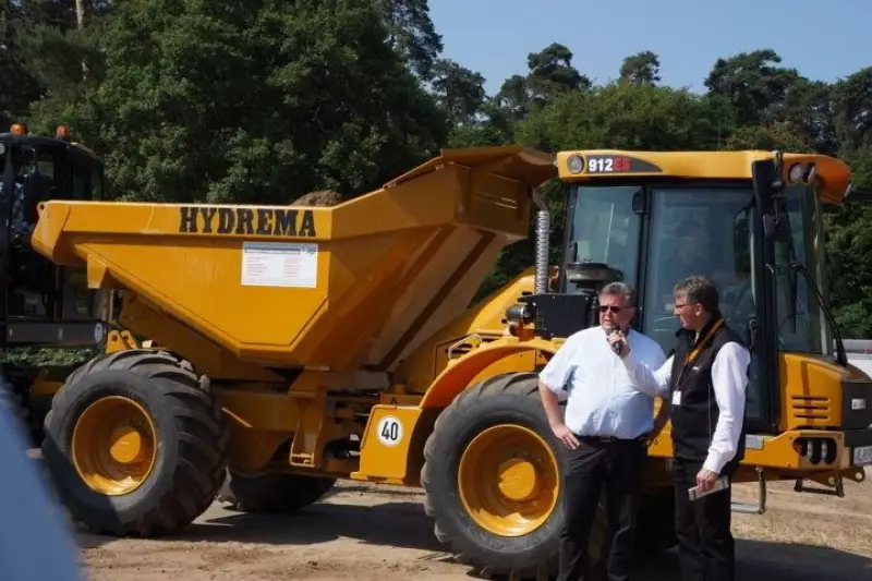 Hydrema Vertriebsleiter Martin Werthenbach demonstrierte seine Dumper- und Baggerflotte auf der Musterbaustelle.