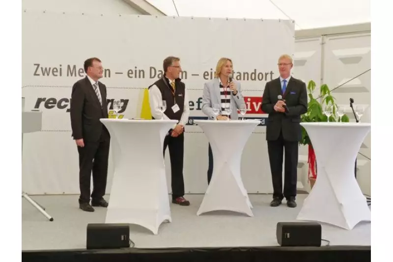 Zur Eröffnung der Doppelmesse recycling aktiv/ TiefbauLive standen der Landrat der Region (links), Dieter Schnittjer (VDBUM, zweiter von links) und Dr. Friedhelm Rese (Geoplan, rechts) dem Moderator Raoul Helmer Rede und Antwort. Bereits zwei Stunden nach der Eröffnung war es ihnen möglich, ein erstes positives Fazit zu ziehen.