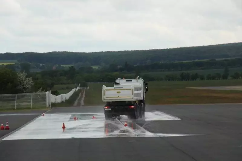 Die bewässerte Teststrecke, um das Ausweichverhalten auf Schnee zu simulieren.