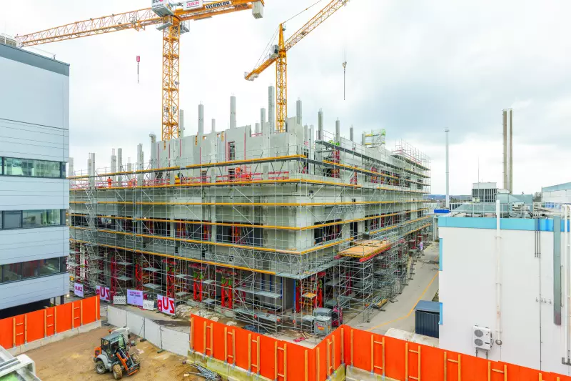 Nur wenige Monate nach Baubeginn war der Rohbau des Labor- und Produktionsgebäudes fertiggestellt.