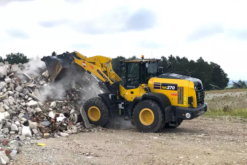 Kraftvoll und vielseitig arbeitet der Komatsu Radlader beim AWV.