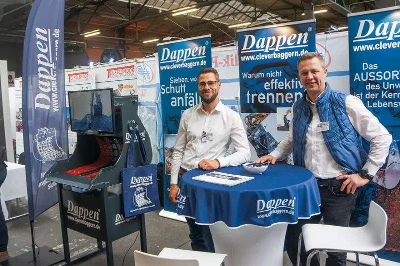 (V. l.) Bilder sagen mehr als 1.000 Worte: Dennis und Oliver Dappen, Geschäftsführer des Unternehmens Dappen, demonstrierten ihre Produkte auf dem Bildschirm. Der Maschinenbauer bietet den Kunden beispielsweise Sieblöffel, Brecherlöffel, hydraulische Backenbrecher mit Schrottschere und Adapterplatten. Quelle: Treffpunkt.Bau
