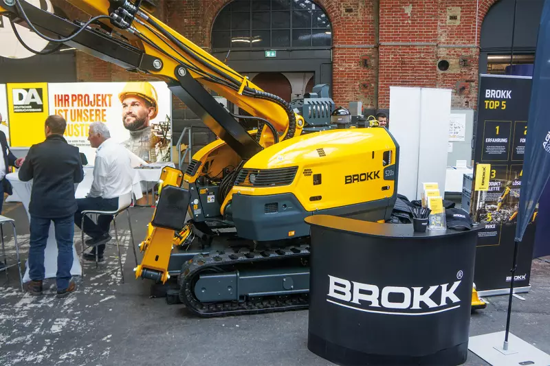 Brokk brachte dieses Jahr erstmals einen „großen“ Abbruchroboter, nämlich den Brokk 520 D, mit nach Berlin. Absicht war es, den Abbruchunternehmen auch mal andere Perspektiven und Alternativen für Einsatzmöglichkeiten mit Brokk Geräten aufzuzeigen. Quelle: Treffpunkt.Bau

