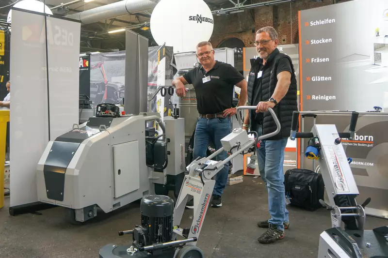 Am Schwamborn-Stand traf das Treffpunkt.Bau-Team (v. l.) Siegmund Griesheimer und Andreas Daume. Schwamborn entwickelt Baumaschinen und setzt auf ganzheitliche Lösungen für das professionelle Schleifen, Fräsen, Glätten und Reinigen von Böden, Wänden und Decken. Quelle: Treffpunkt.Bau