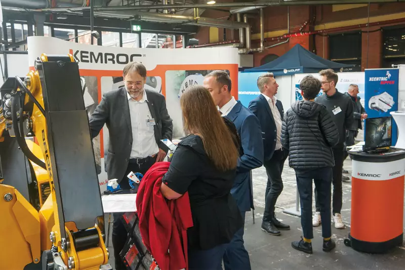 Wenn es um Abbruch und Rückbau geht, darf Kemroc nicht fehlen. Bei komplexen Abbruch- und Rückbauprojekten haben sich z. B. die Schneidräder der Baureihe DMW bereits vielfach bewährt. Deshalb wurde die Baureihe zusammen mit einer Auswahl weiterer Bagger-Anbaugeräte in Berlin präsentiert. Quelle: Treffpunkt.Bau
