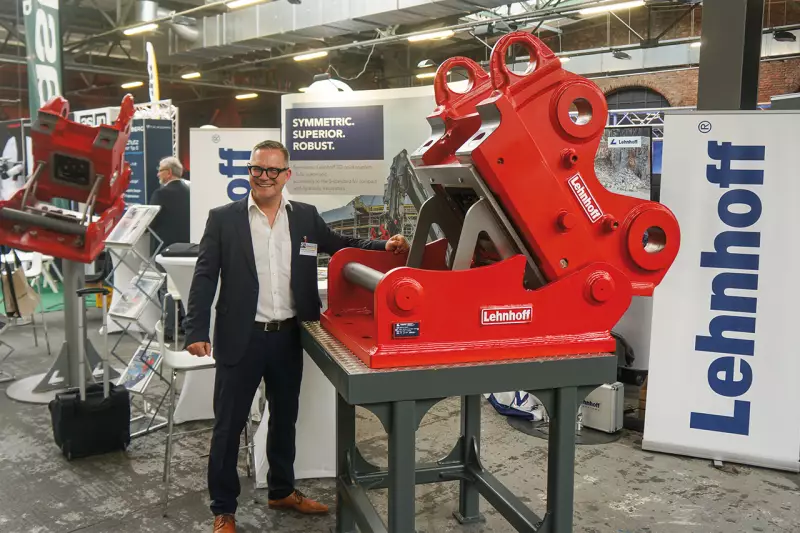 Als Gold-Sponsor war Lehnhoff Hartstahl auch in diesem Jahr wieder auf der Veranstaltung in Berlin vertreten. Mit im Gepäck hatte der Spezialist für praxisorientierte Lösungen für die Baubranche, insbesondere für Tiefbau, Straßenbau, Abbruch, Recycling und Bergbau, den symmetrischen Schnellwechsler SQ. Quelle: Treffpunkt.Bau
