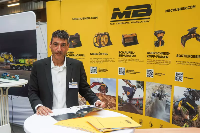 MB Crusher hat es sich zum Ziel gesetzt, das Arbeiten auf der Baustelle nachhaltiger zu machen. Wie und mit welchen Anbaugeräten das gelingen kann, erklärte Luca Dell‘Anna, Gebietsleiter MB Deutschland Süd-West, interessierten Fachtungsbesuchern. Quelle: Treffpunkt.Bau
