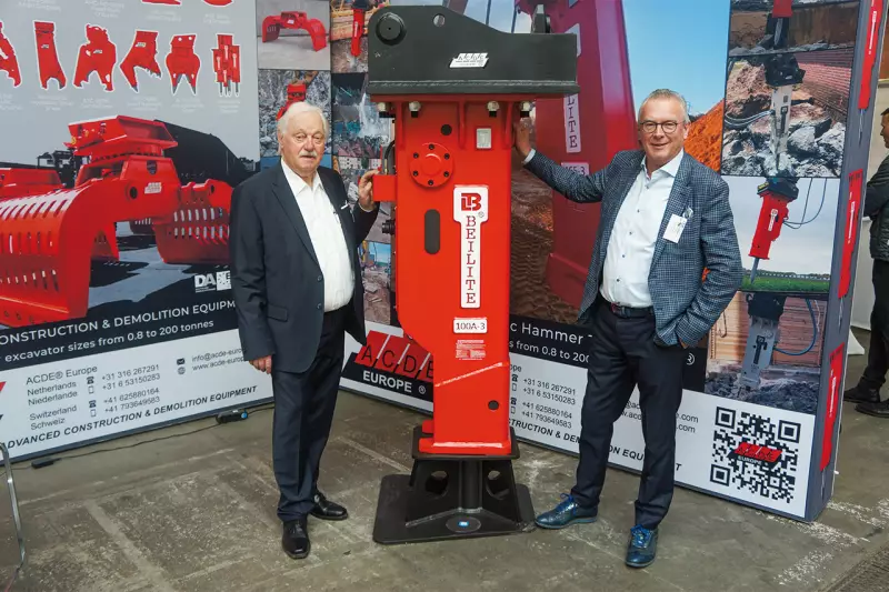 Wiedersehen macht Freude: Langjährige Geschäftspartner nutzten in Berlin die Gelegenheit zum Austausch. Darunter beispielsweise Heinrich Henze (li.), Geschäftsführer Henze-Abbruchtechnik, und Karel Glaaser, CEO der ACDE Europe AG. Quelle: Treffpunkt.Bau
