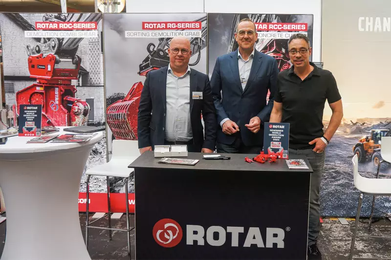 (V. l.) Louis Broekhuizen, Direktor Rotar, Hans-Georg Ribitzki, Sales Manager Rotar, und Sascha Zeigner, Geschäftsführer von Zeigner Abbruchtechnik aus Hünstetten, Händler und Servicepartner von Rotar, nutzten die Veranstaltung unter anderem zum Netzwerken. Quelle: Treffpunkt.Bau
