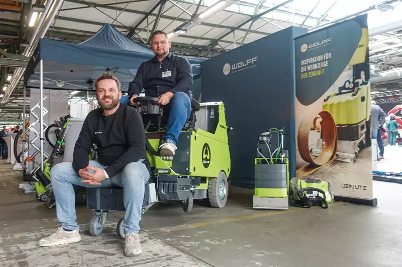 Von hinten nach vorne: Danny Oberüber und Niklas Wehrmann, beide Technischer Vertrieb, präsentierten die Bodenverlegungstechnologien von Uzin Utz Tools. Das Unternehmen hat sich vom regionalen Klebstoffhersteller zu einem führenden Hersteller von Systemprodukten für Bodentechnologie entwickelt. Quelle: Treffpunkt.Bau
