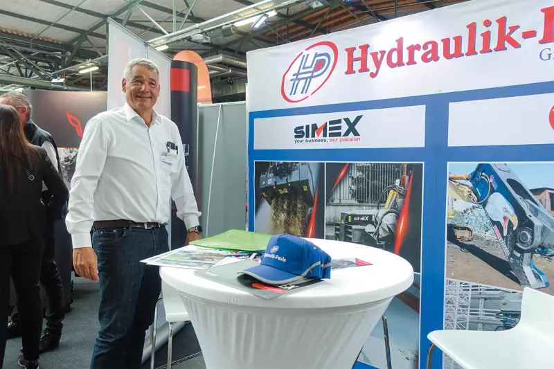 Uwe Basler, Simex Vertriebsleiter Deutschland und Österreich, stand Fachbesuchern in Berlin bei Fragen zum Produktportfolio zur Verfügung. Der Hersteller Simex ist in der Rückbau- und Abbruchbranche gut aufgehoben, denn er produziert unter anderem Radfräsen, Sieblöffel, Fräsköpfe und Brecherlöffel. Quelle: Treffpunkt.Bau
