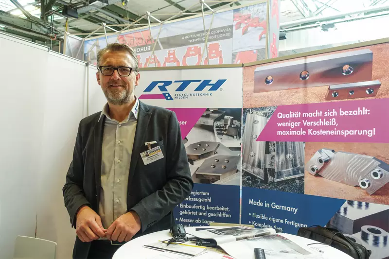 Andreas Lasser, Geschäftsführer RTH Recycling, freute sich über das große Interesse der Besucher. RTH ist spezialisiert auf die Herstellung von Freiformschmiedestücken, nahtlos warmgewalzten Ringen, Flanschen, Scheiben und weiteren Schmiedestücken in über 1.000 verschiedenen Materialqualitäten. Quelle: Treffpunkt.Bau
