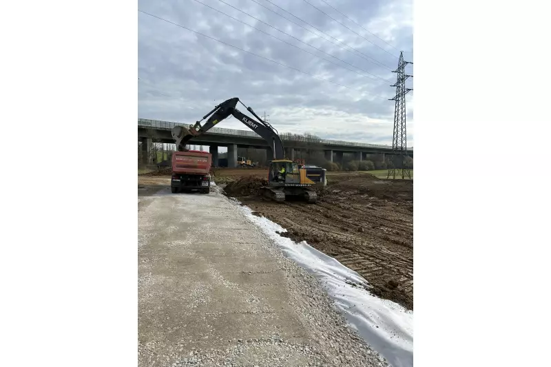 Nach dem Oberflächenabtrag wurden über 10.000 m³ Erdreich für die obere Baugrube (4.500 m³) und für die untere Baugrube (6.000 m³) ausgehoben.
