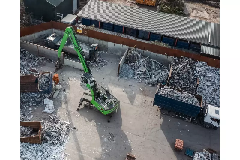 Der SENNEBOGEN 835 G optimiert den Materialumschlag bei Ashvin Metals und erreicht durch die gesteigerte Reichweite mühelos jede Ecke des Recyclinghofs ohne vorheriges Umpositionieren.
