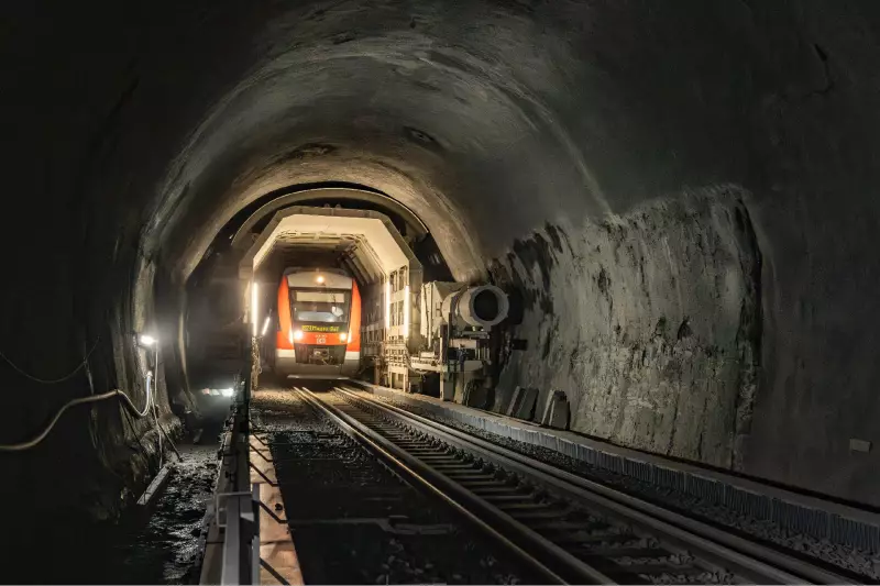Tunnel Enlargement System unter laufendem
Bahnbetrieb.