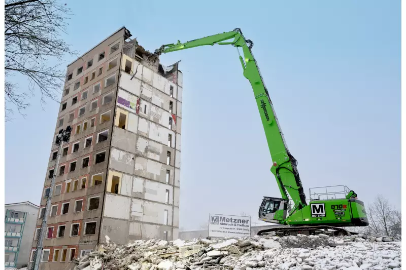 Der SENNEBOGEN 870 E Demolition Longfront Bagger gewährleistete den sicheren und präzisen Rückbau des innerstädtischen Plattenbaus.